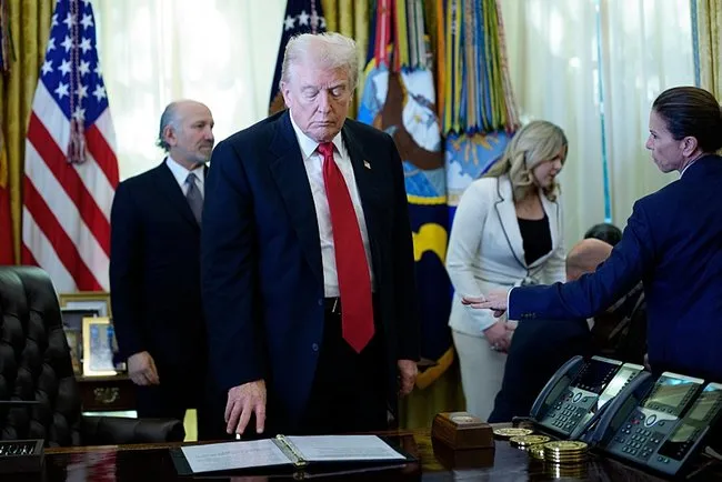 Pánico en la Casa Blanca: ¡Ejecutivo de una farmacéutica se desmaya delante de Trump!