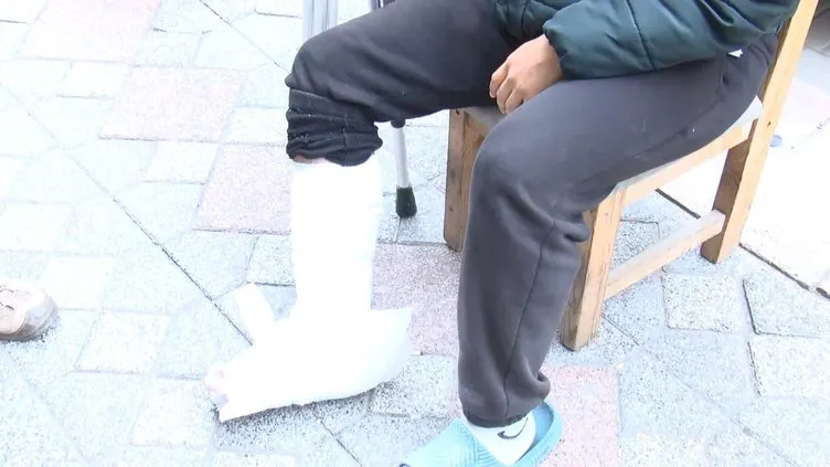 Deprem anında balkondan atlayıp arabanın üstüne düştü!