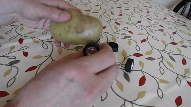 Patatesten oyuncak araba yaptı