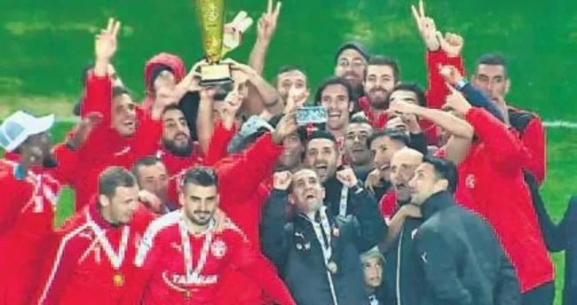 Beşiktaş’ın rakibi Sheva kupa kaldırdı