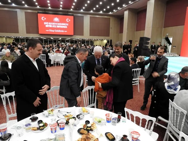 istanbul-valisi-gul-sehit-aileleri-ve-gazilerle-iftar-yapti-1771531619540.jpg
