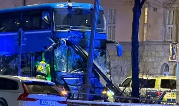 İsveç’te çift katlı otobüs durağa daldı