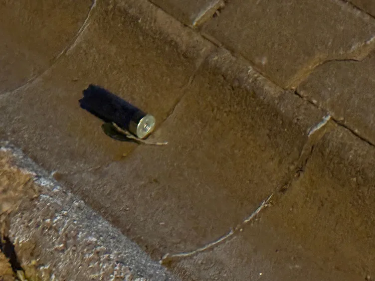 Antalya’da bir iş yerine silahlı saldırı: Kapüşonlu kıyafetleriyle dehşet saçtılar!