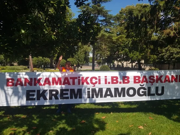 sarcahaneye-pankart-asildi-bankamatikci-ibb-baskani-1690806130655.jpg
