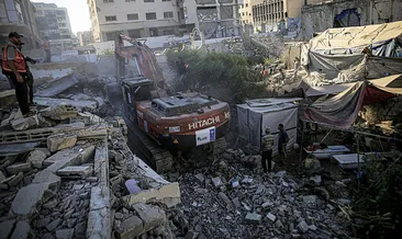Gazze’de İsrail saldırısında hasar gören bina çöktü: 14 Filistinli yaşamını yitirdi