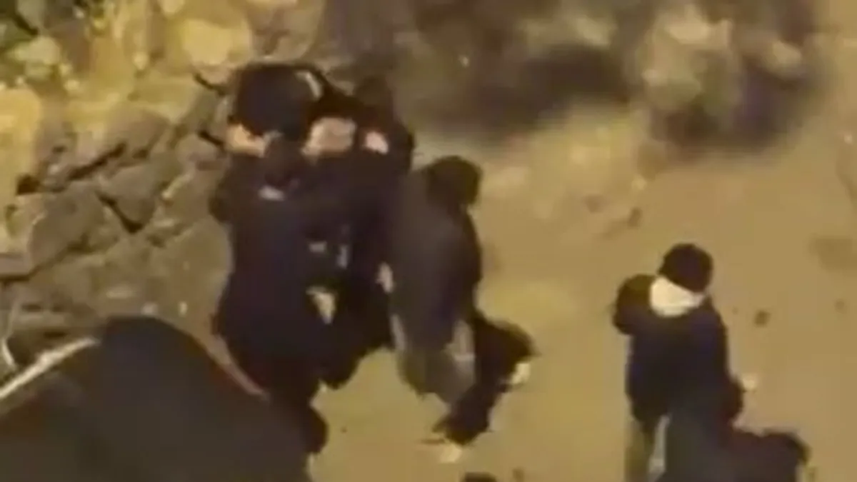 Esenyurt’ta gençler arasında toplu kavga: Sokaklar savaş alanına döndü Esenyurt’ta gençler arasında toplu kavga: Sokaklar savaş alanına döndü