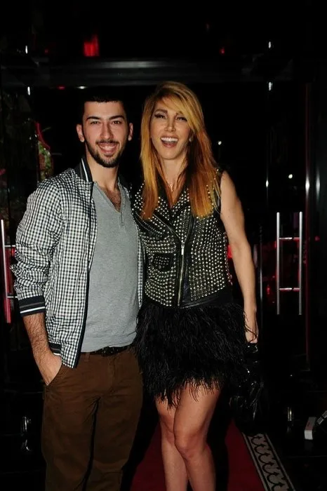 Kerem Alışık oğlu Sadri Alışık ile aynı dizideymiş...Ünlü oyuncu Kerem Alışık'ın oğlu Sadri Alışık dedesinin kopyası!