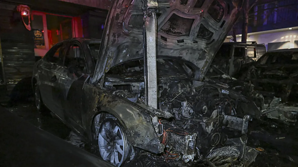 Beşiktaş’ta araç kiralama şirketinde yangın; 15 lüks araç yandı – Galeri Beşiktaş’ta araç kiralama şirketinde yangın; 15 lüks araç yandı – Galeri