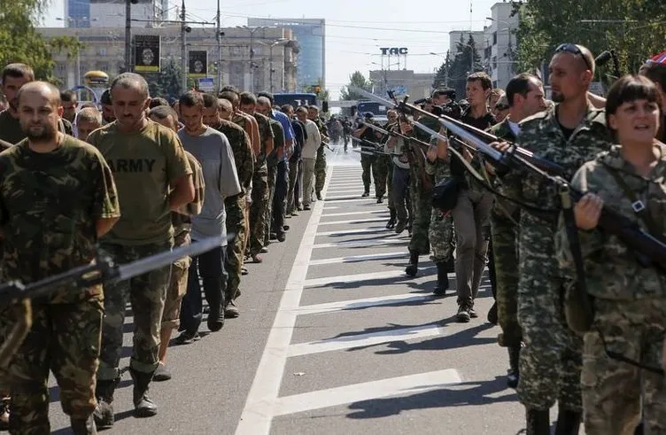 Ukraynalı askerleri Donetsk caddelerinde yürüttüler