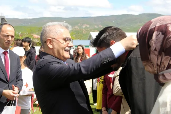 19-mayis-ataturku-anma-genclik-ve-spor-bayrami-bingolde-kutlandi-1779203215416.jpg