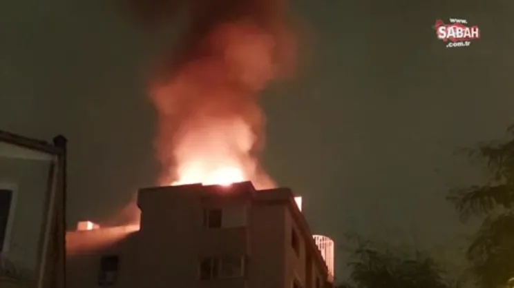 Kadıköy'de 11 katlı binanın çatısı alev alev yandı | Video