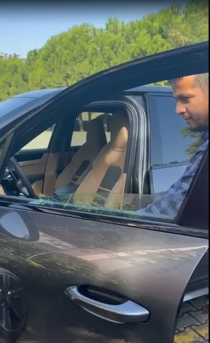 Sıfır kilometre Porsche ayıplı çıktı: 16 milyonluk araçta şemsiyeli yolculuk!