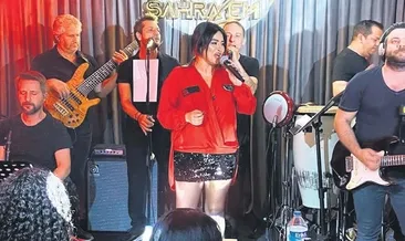 İki iğne ile sahneye çıktı