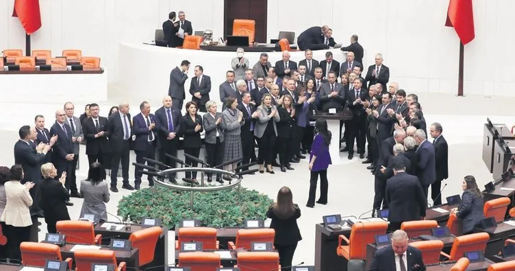 CHP’den kürsü işgali
