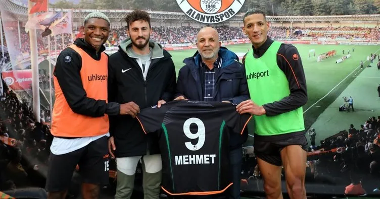 Kestelspor’dan Mehmet Küçükdurmuş’a Alanyaspor forması hediye edildi