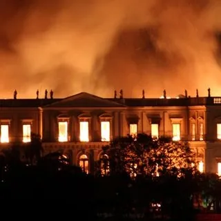 Brezilya'da 200 yıllık müze yanıp kül oldu