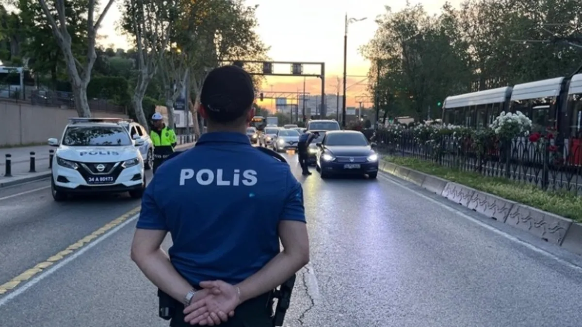 İstanbul’da ‘Huzur İstanbul’ uygulaması: Yapılan denetimde 1036 kişi gözaltına alındı İstanbul’da ‘Huzur İstanbul’ uygulaması: Yapılan denetimde 1036 kişi gözaltına alındı