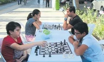 Sokakta satranç oynadılar