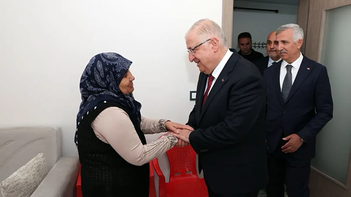 Milli Savunma Bakanı Yaşar Güler, şehit ailesiyle sohbet ediyor.