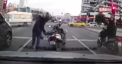 İstanbul’da ilginç görüntü: Motosikletinin plakasını sökerek yoluna tek tekerlek üzerinde devam etti | Video