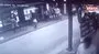 İzmir’de feci kaza: Motosikletin kaldırımda yürüyenlerin arasına daldığı anlar kamerada | Video