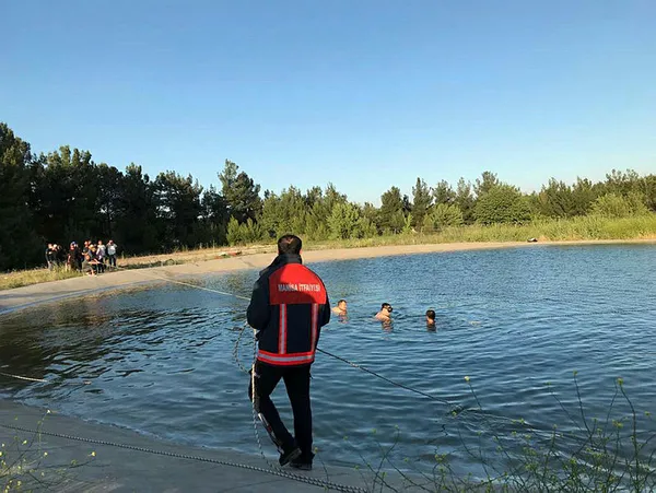 manisada-torunlarini-kurtarmak-isteyen-dede-suda-boguldu-1620938505510.jpg