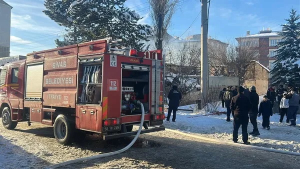 sivasta-yangin-itfaiye-ekiplerinin-kurtardigi-yasli-adam-agir-yarali-1767624493753.jpg