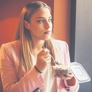 Yiyecekleri plastik kapta ısıtmaktan kaçının