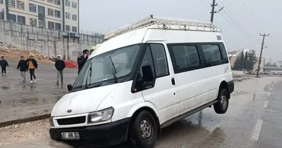 Şanlıurfa’da minibüs çukura düştü #sanliurfa