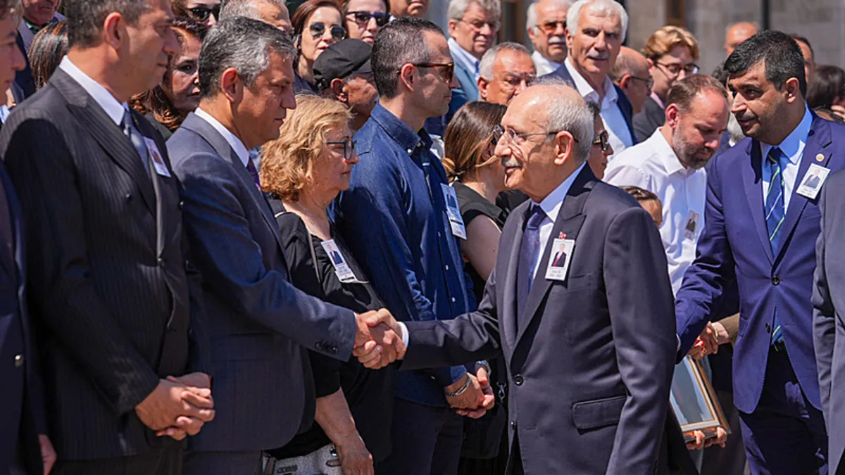 Kemal Kılıçdaroğlu ve Özgür Özel, Ali Mahir Başarır'ın mezarı başında anma töreninde yan yana yürüyor.