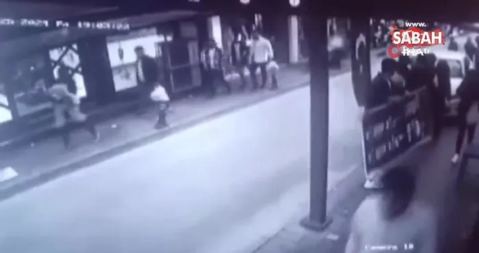 İzmir’de feci kaza: Motosikletin kaldırımda yürüyenlerin arasına daldığı anlar kamerada | Video