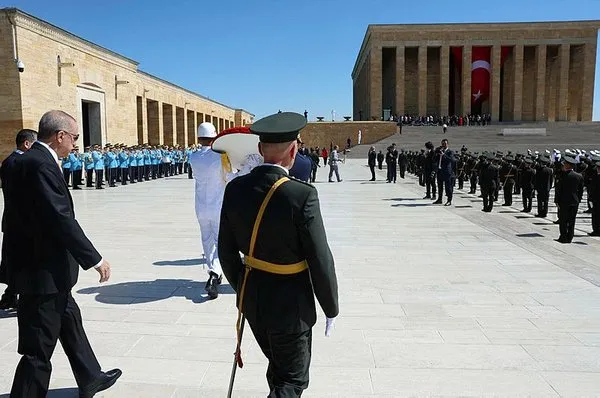 son-dakika-baskan-erdogan-anitkabir-ozel-defterini-imzaladi-turkiye-yuzyili-vizyonunu-hayata-geciriyoruz-1693387540384.jpg