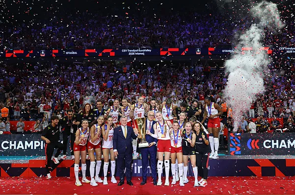 a-milli-kadin-voleybol-takimi-kupasini-kaldirdi-1788724454999.jpeg