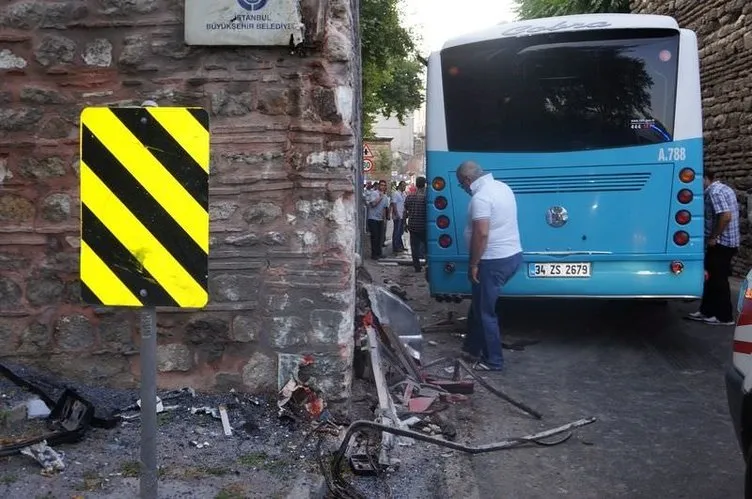 İstanbul’da özel halk otobüsü kaza yaptı