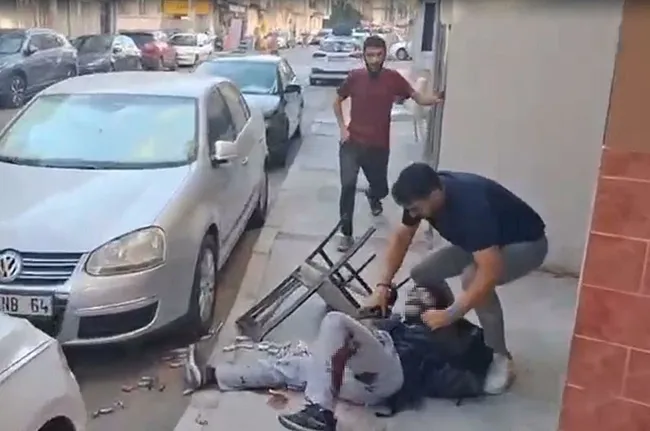 son-dakika-izmirde-iki-polisimizi-sehit-etmisti-16lik-katil-eren-bigulun-sosyal-medya-arkadaslari-hakkinda-kar-1757497635880.jpeg SON DAKİKA... İzmir'de iki polisimizi şehit etmişti! 16’lık katil Eren Bigül’ün sosyal medya arkadaşları hakkında karar!