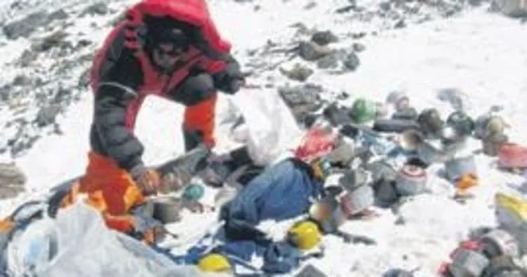 Everest’ten 11 ton çöp ve 4 ceset çıktı