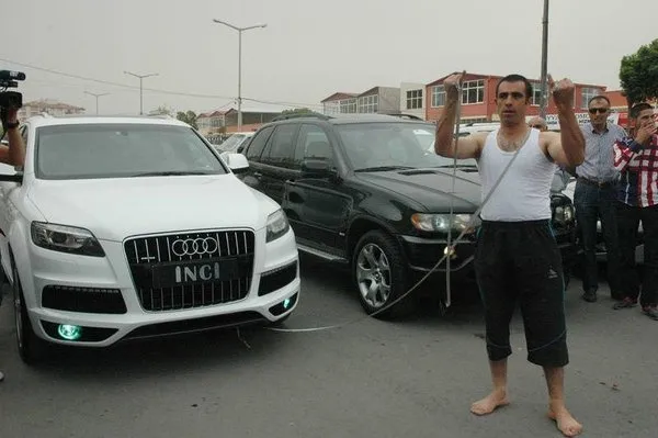 Serçe parmağıyla 8 otomobili çekti