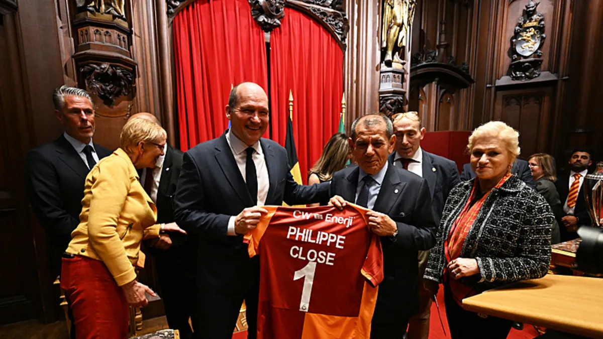 Galatasaray’ın şampiyonluğu Brüksel’de kutlandı! – Son Dakika Spor Haberleri Galatasaray’ın şampiyonluğu Brüksel’de kutlandı! – Son Dakika Spor Haberleri