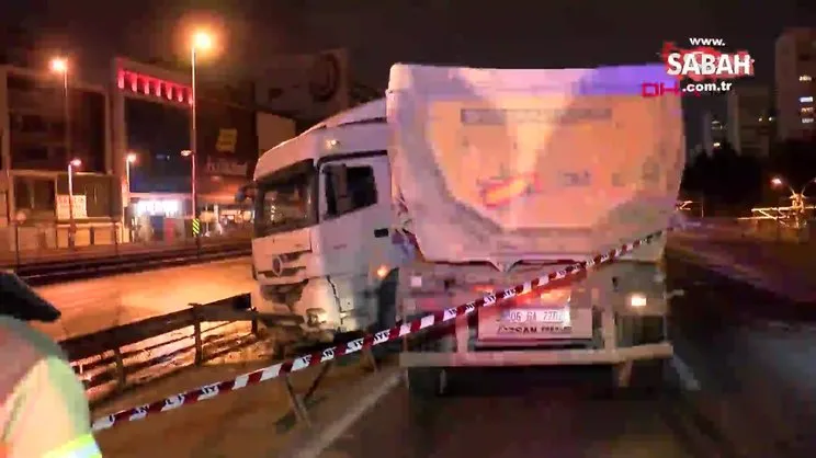 İstanbul Bakırköy'de hafriyat kamyonu bariyerlere çarptı, depodaki mazot yola aktı | Video