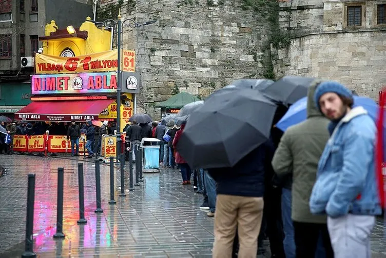 Bugün eminönü! milli piyango kuyruğu havadan görüntülendi Bugün Eminönü! Milli Piyango kuyruğu havadan görüntülendi - Yaşam Haberleri
