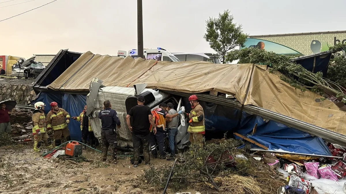 Manisa'da zincirleme trafik kazası sonrası hurdaya dönen araçlar.