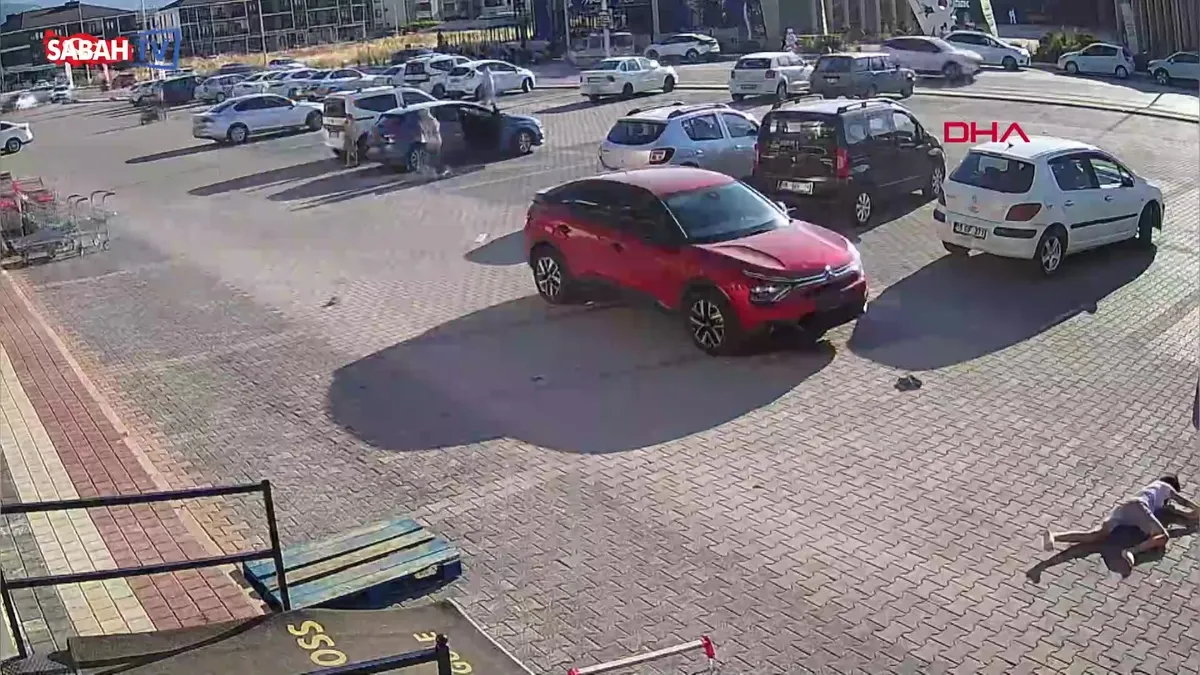 Bursa’da aniden yola fırlayan çocuğa otomobil çarptı: Kaza anı kamerada videosunu izle Bursa’da aniden yola fırlayan çocuğa otomobil çarptı: Kaza anı kamerada videosunu izle