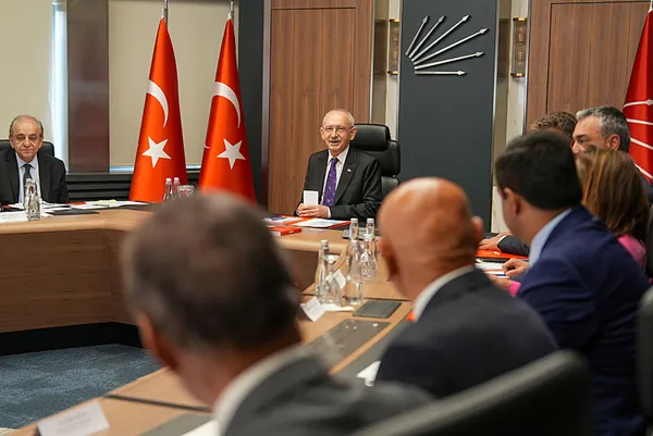 son-dakika-ozgur-ozel-ve-ekibinden-chp-parti-meclisinden-istifa-etme-karari-kilicdaroglunun-ihrac-hamlesine-ka-1781164512767.jpg
