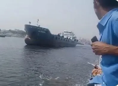 Korkunç görüntüler! Yük gemisi tekneyi biçti: 50 yolcu bulunuyordu