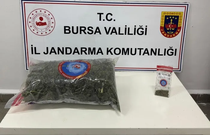 samanlikta-kurumaya-birakilan-4-kilo-esrar-ele-gecirildi-1763472935813.jpg