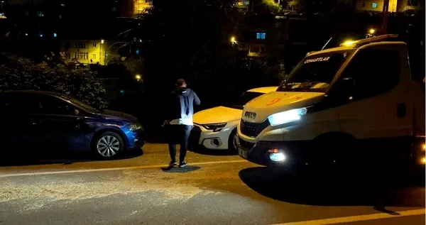 direksiyon-hakimiyetini-kaybeden-surucu-park-halindeki-6-araca-carpti-3-kisi-yaralandi-1791041023097.jpg
