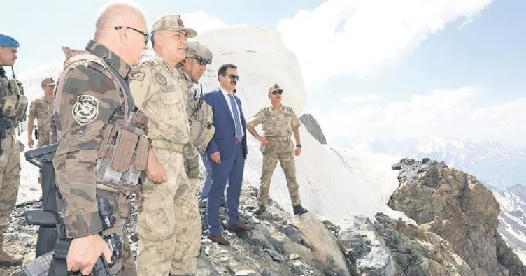 Mehmetçik hilal şeklinde ilerliyor