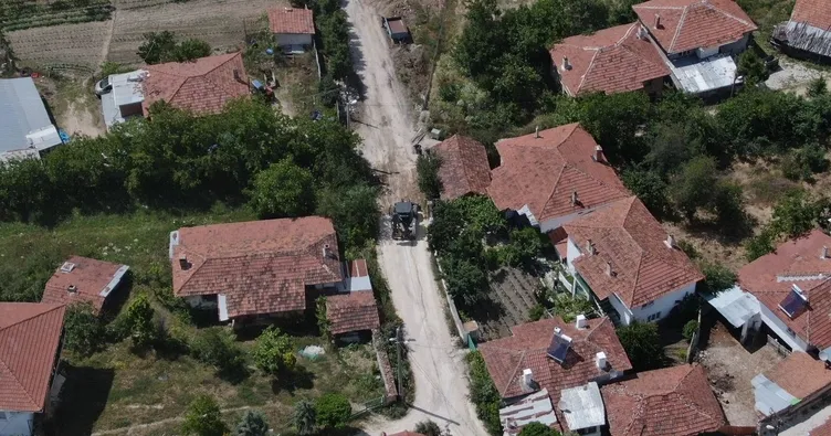 Mahkeme kararıyla köy yolunu kapattı