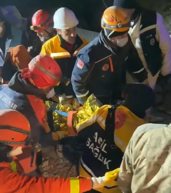 sibel-kayanin-170-saat-sonra-kurtarildigi-anlarin-goruntuleri-ortaya-cikti-1676271936442.jpg