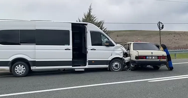 Elazığ’da feci kaza! Minibüs ile otomobil çarpıştı: 4 yaralı